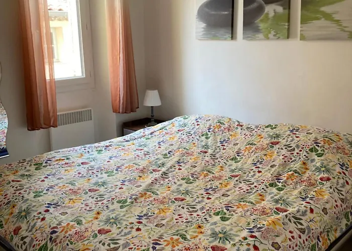 Bright And Airy For 2 Guests Near Marche Provencal