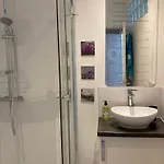 Bright And Airy For 2 Guests Near Marche Provencal
