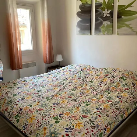 Bright And Airy For 2 Guests Near Marche Provencal