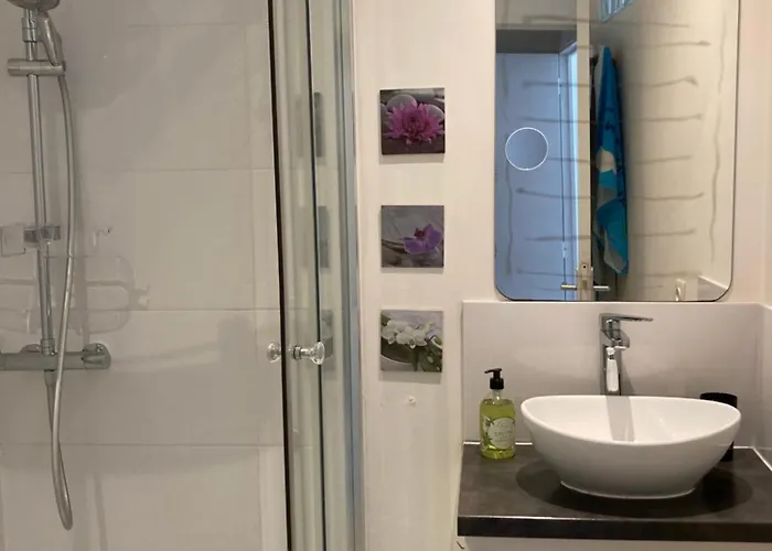 Bright And Airy For 2 Guests Near Marche Provencal